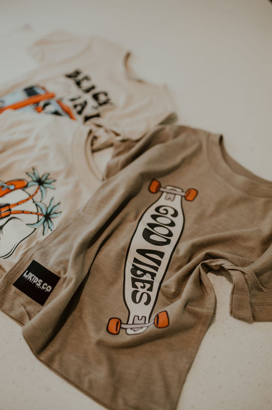 Smiley Board & Good Vibes Tee