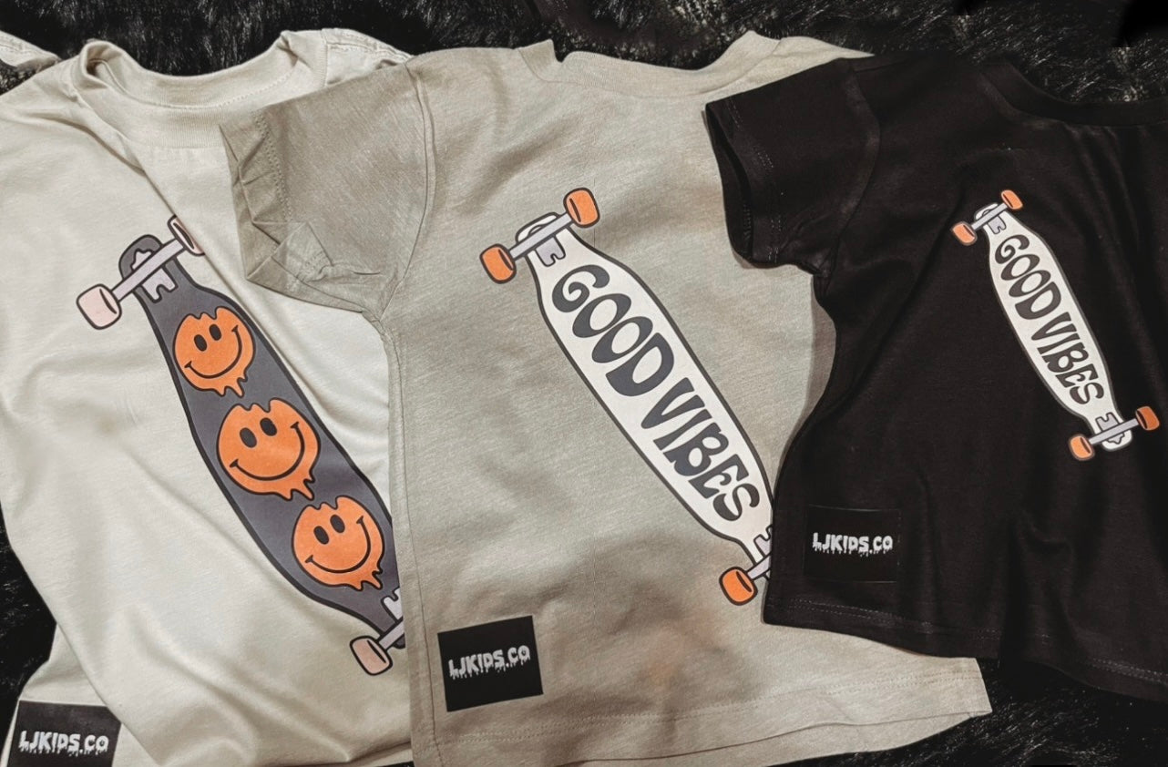Smiley Board & Good Vibes Tee